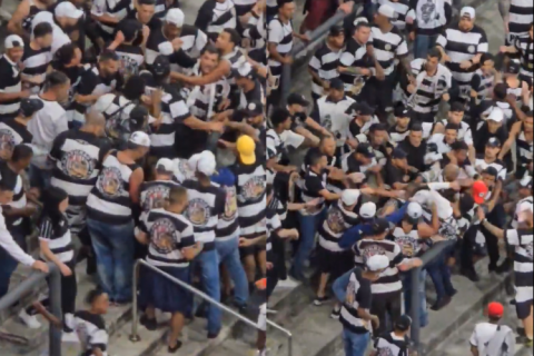 Torcedores do Corinthians brigam entre si na arquibancada da Neo Química Arena